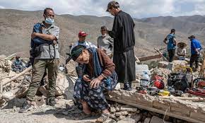 3천명에 육박하는 사망자와 수십만 명의 이재민을 낸 이번 지진으로 황폐해진 산악 마을에 구호를 위한 노력이 대대적으로 강화되고 있다.