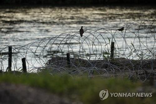 남부 국경 리오그란데강 인근에 설치된 철조망