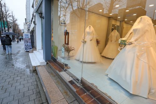 최근 10여년간 한국의 20∼30대 청년들의 결혼에 대한 긍정적 태도가 계속 감소하고 있는 것으로 나타났다.