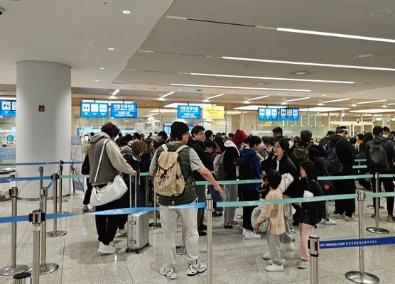 한국을 방문하는 한인 시민권자와 그 직계비속은 대한민국 여권 또는 재외동포를 표기한 전자안내판 아래 내국인 입국심사대를 이용할 수 있다.