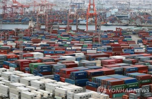 수출 컨테이너가 쌓여있는 부산항 (사진 출처: 연합뉴스)