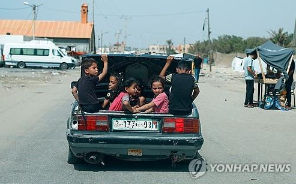 가자지구 남단 도시 라파의 차 트렁크에 탄 아이들 (사진 출처: 연합뉴스)