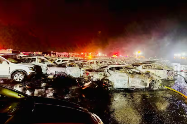 덴튼 카운티 자동차 경매소에서 대형화재 발생...수십 대 차량 전소 (사진 출처: 달라스 모닝 뉴스 캡처)