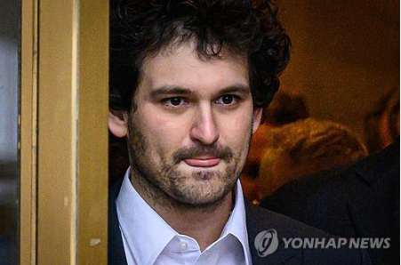 2022년 12월 법원에 출두한 FTX 창업자 샘 뱅크먼-프리드 (사진 출처: 연합뉴스)