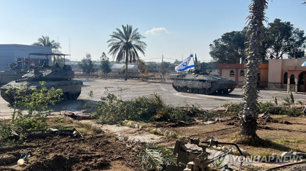 라파 국경검문소 장악한 이스라엘 탱크 (사진 출처: 연합뉴스)