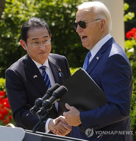 공동 기자회견 후 악수하는 바이든 미 대통령과 기시다 일본 총리 (사진 출처: 연합뉴스)