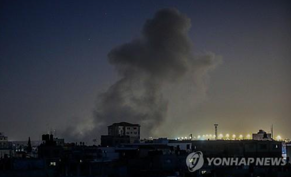 20일(현지시간) 새벽 팔레스타인 가자지구 최남단 라파에 이스라엘의 공습으로 연기가 피어오르고 있다. (사진 출처: 연합뉴스)