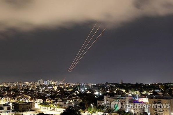 이란 측 발사체 요격하는 이스라엘 방공 시스템 (사진 출처: 연합뉴스)