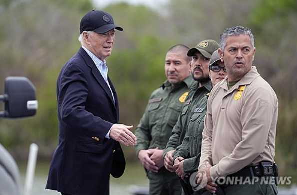 美 남부 국경을 방문한 바이든 대통령 (사진 출처: 연합뉴스)