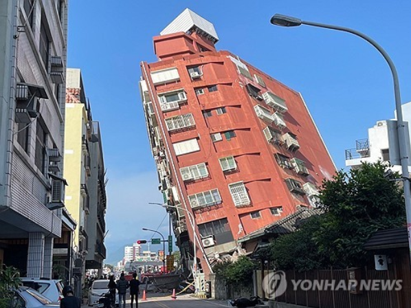 규모 7.4 지진으로 기울어진 주택 (사진 출처: 연합뉴스)