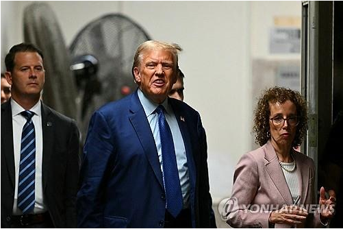 법정을 나서는 트럼프 전 대통령과 네클리스 변호사(오른쪽) (사진 출처: 연합뉴스)