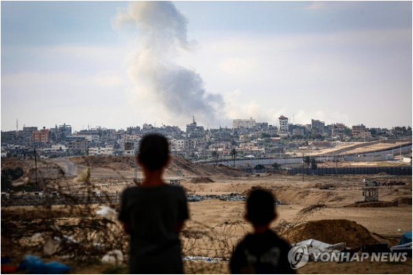 가자지구 남부 도시 라파서 이스라엘군 공습으로 피어오르는 연기 (사진 출처: 연합뉴스)