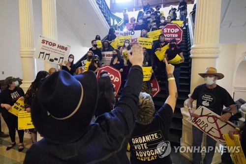 투표권 제한법 처리를 반대하는 시민들 [AP=연합뉴스]