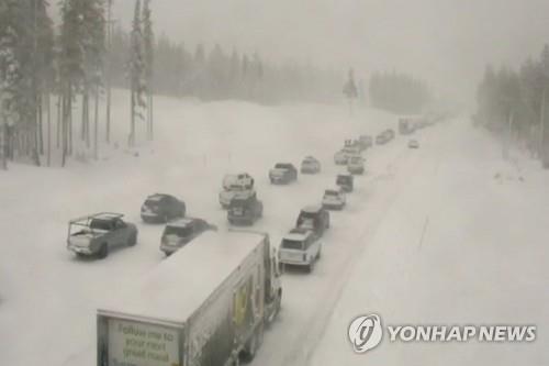  23일  캘리포니아주 도너서밋 지역을 가로 지로는 80번 고속도로에 많은 눈이 쌓이면서 차량이 멈춰 섰다