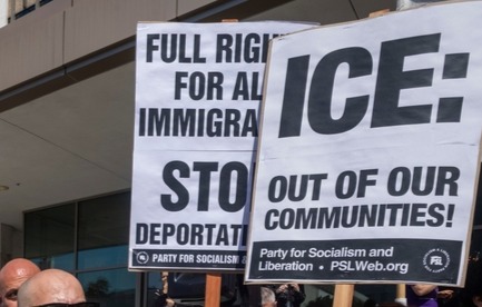 달라스 시청 앞에서 이민세관단속국(ICE)에 대한 항의 시위가 열렸다. [사진 출처: shutterstock]