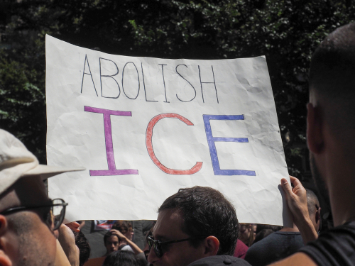 텍사스 교육청이 학생들의 시위와 수업 중단 행동과 관련해, 교육구와 교사들에 대한 조사 및 제재 경고를 내놓았다. [사진 출처: shutterstock]