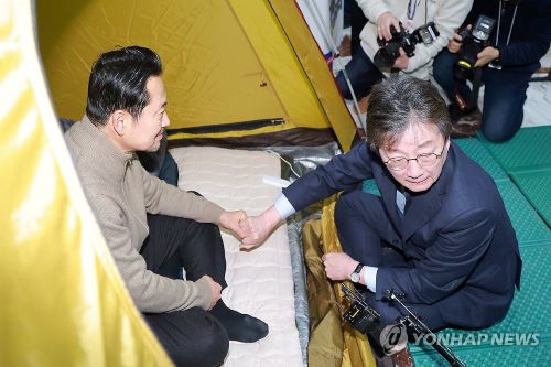 장동혁 대표가 쌍특검 수용을 요구하며 6일째 단식 중인 가운데, 유승민 전 의원이 그를 방문했다. [사진 출처: 연합뉴스]