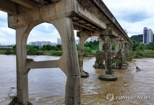 기록적인 집중호우가 전국을 강타하면서 인명 피해와 재산 피해가 잇따르고 있다.(사진 출처:연합뉴스) 