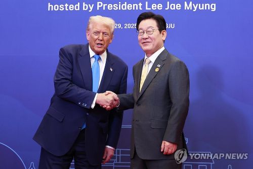  이재명 대통령이 29일 경북 경주 힐튼호텔 그랜드볼룸에서 열린 대통령 주최 정상 특별만찬에 앞서 도널드 트럼프 미국 대통령을 영접하고 있다.(사진 출처:연합뉴스)