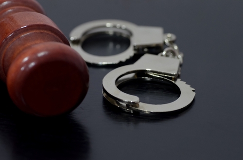 살인 혐의로 재판을 받고 있는 남성이 구치소 수감 중 아동에게 부적절한 전화를 건 사실이 드러나 검찰이 추가 기소 방침을 밝혔다. [사진 출처: shutterstock]