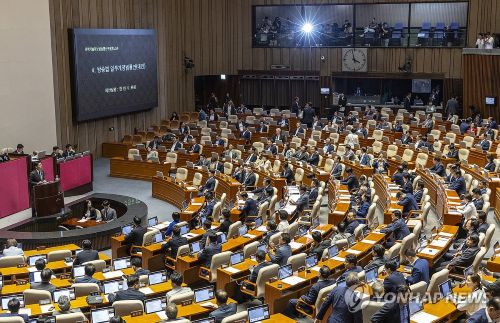 여야가 4일 방송법 처리를 놓고 정면 충돌하면서, 1년 만에 다시 ‘필리버스터 대치 정국’이 재현됐다.(사진 출처:연합뉴스)
