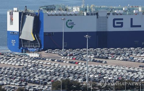 평택항에 세워져 있는 수출용 자동차 [사진 출처: 연합뉴스]