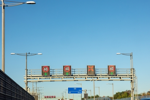 텍사스 고속도로에 가변 속도 제한 전광판이 2023년 제정된 주법을 근거로 본격 설치되고 있다. [사진 출처: shutterstock]