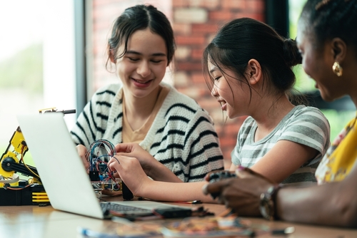 Z세대 소녀들의 STEM 진로 관심을 높이기 위한 새 축제 ‘써니페스트’가 열린다. [사진 출처:shutterstock]