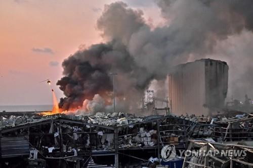 (베이루트 AFP=연합뉴스) 4일(현지시간) 레바논 수도 베이루트 항구의 대규모 폭발 현장에서 소방헬기 한 대가 진화 작업을 벌이고 있다. leekm@yna.co.kr