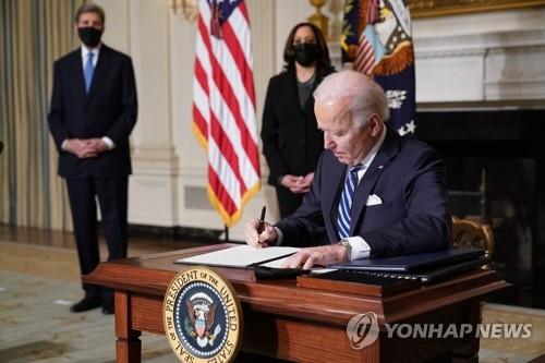 27일 기후변화 행정명령에 서명하는 조 바이든 미 대통령 [AFP=연합뉴스자료사진]