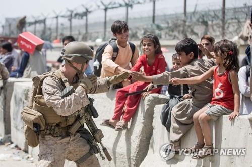 미 해병대원과 아프간 어린이들