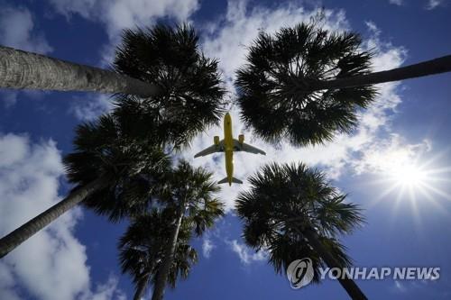 지난 3월 미 플로리다주 탬파 국제공항에 항공기가 착륙하려 하고 있다