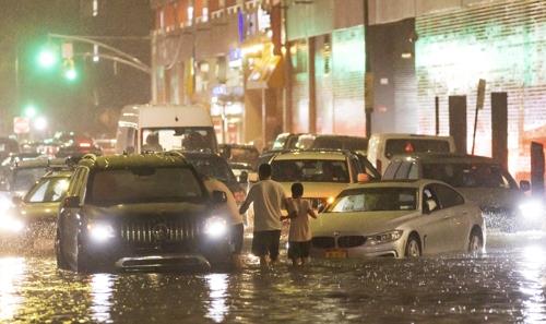 미국 뉴욕주(州) 뉴욕시(市) 퀸즈 자치구에 허리케인 아이다가 몰고 온 폭우로 인해 도로가 침수된 모습.