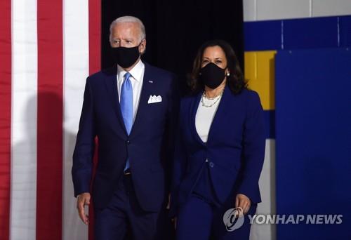 마스크 쓰고 기자회견장 등장하는 미국 민주당 대통령-부통령 후보 [AFP=연합뉴스]