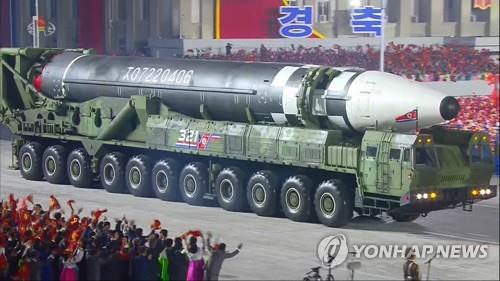 북한, 당 창건일 열병식서 신형 ICBM 공개 (서울=연합뉴스) 북한이 10일 노동당 창건 75주년 기념 열병식에서 미 본토를 겨냥할 수 있는 신형 대륙간탄도미사일(ICBM)을 공개했다. 조선중앙TV가 보도한 화면을 보면 신형 ICBM은 화성-15형보다 미사일 길이가 길어지고 직경도 굵어진 모습이다. 바퀴 22개가 달린 이동식발사대(TEL)가 신형 ICBM을 싣고 등장했다.[조선중앙TV 화면] 2020.10.10 [국내에서만 사용가능. 재배포 금지. For Use Only in the Republic of Korea. No Redistribution]