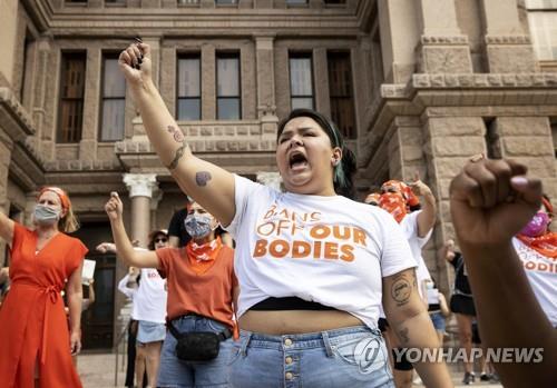 텍사스주 의회 앞에서 낙태금지법 반대 시위를 벌이는 주민들 [Austin American-Statesman via AP/연합뉴스]