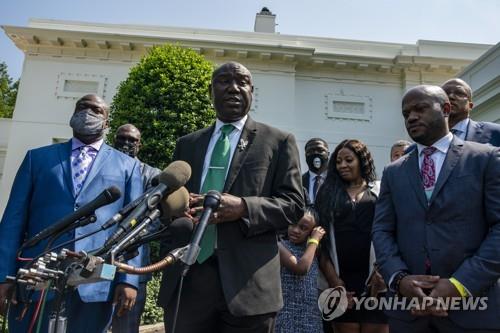 조 바이든 미국 대통령 초청으로 백악관을 방문한 조지 플로이드의 유족과 변호인(가운데)