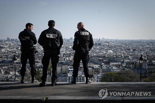 첫번째 봉쇄령이 내려진 지난해 3월 프랑스 파리 몽마르트 언덕을 순찰하는 경찰 [AFP=연합뉴스 자료사진. DB 및 재판매 금지]