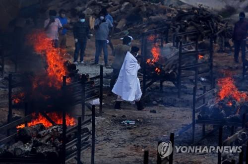 인도 벵갈루루 인근 노천 화장장에서 진행된 코로나19 희생자 관련 장례. 