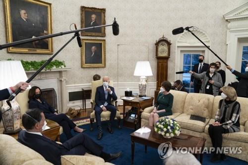 공화당 상원의원과 경기부양안 논의하는 바이든 [AP=연합뉴스]