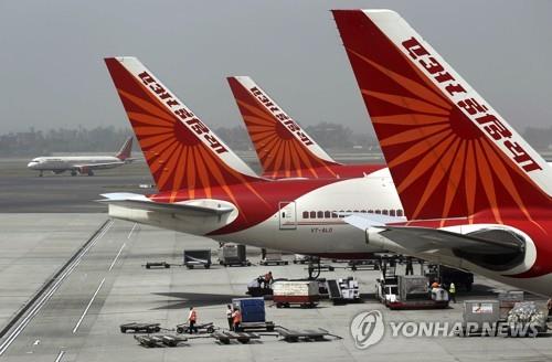 인도 뉴델리의 인디라 간디 국제공항 내 에어인디아 항공기. [AP=연합뉴스]