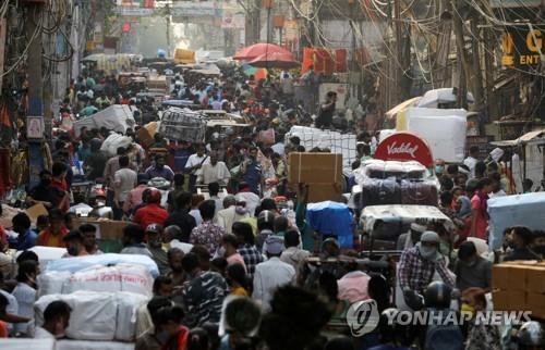 인파로 혼잡한 인도 뉴델리의 구시가지 시장