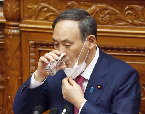 스가 요시히데(菅義偉) 일본 총리가 1월 22일 참의원 본회의 참석 중 물을 마시고 있다. 