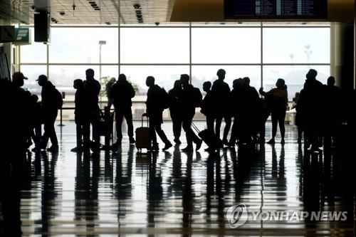지난 3월 미 유타주의 솔트레이크시티 국제공항에서 여행객들이 짐을 끌고 이동하고 있다.