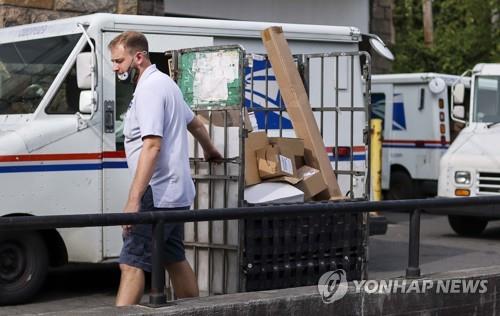 미국 뉴욕에서 직원이 USPS 우편트럭에 우편물을 싣고 있다. [EPA=연합뉴스 자료사진]