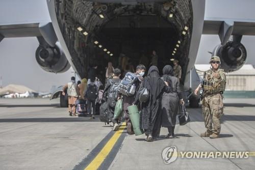카불 공항서 미 공군 수송기 탑승하는 아프간인들