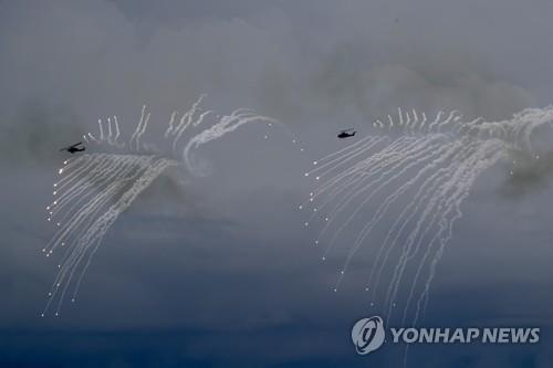 송고시간2020-10-05 20:40 공유 댓글 글자크기조정 인쇄 윤고은 기자윤고은 기자 대만, '중국 침공 방어' 합동군사훈련 실시 대만, '중국 침공 방어' 합동군사훈련 실시 지난 7월16일 대만군이 한광 훈련을 진행하는 모습.[EPA=연합뉴스]