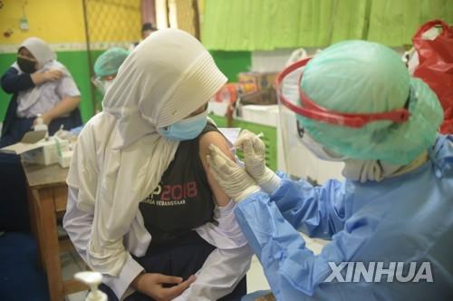 시노백 백신(코로나백) 접종하는 인도네시아 의료인