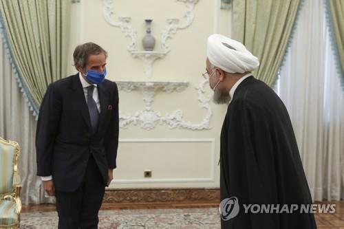 26일 테헤란에서 하산 로하니 이란 대통령을 만난 라파엘 그로시 IAEA 사무총장 [사진=Iranian Presidency Office via AP 연합뉴스]