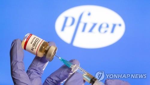 미국 제약사 '화이자' 로고와 코로나19 백신.[로이터=연합뉴스 자료사진]